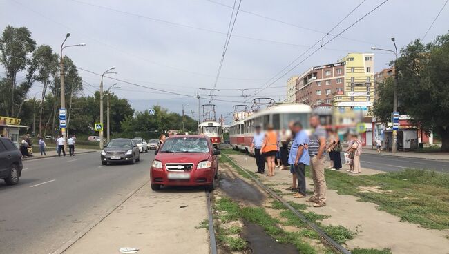 На месте ДТП в Самаре, где автомобиль врезался в трамвайную остановку