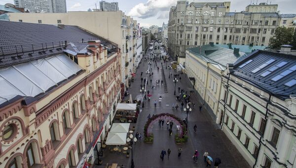 Прохожие на улице Старый Арбат в Москве