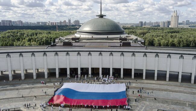 Государственный флаг Российской Федерации на площади Парка Победы на Поклонной горе в рамках празднования дня Государственного флага России. 22 августа 2018