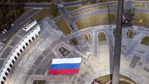 Государственный флаг Российской Федерации на площади Парка Победы на Поклонной горе в рамках празднования дня Государственного флага России. 22 августа 2018
