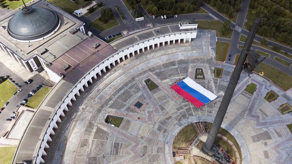 Государственный флаг Российской Федерации на площади Парка Победы