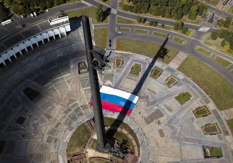 Государственный флаг Российской Федерации на площади Парка Победы на Поклонной горе в рамках празднования дня Государственного флага России