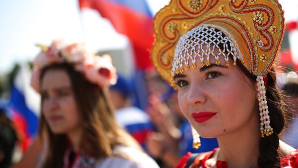 Участница праздничных мероприятий, приуроченных к празднованию Дня государственного флага Российской Федерации, в Краснодаре