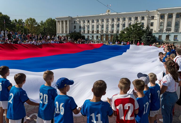 Празднование Дня государственного флага Российской Федерации в Симферополе