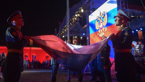 Военнослужащие роты почетного караула на торжественной церемонии поднятия государственного флага РФ в рамках мероприятий, посвященных празднованию Дня российского флага в Санкт-Петербурге