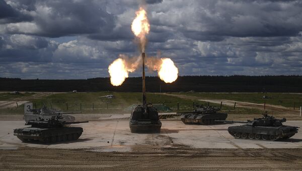 Танки Т-90 и самоходная артиллерийская установка Мста-С во время динамической экспозиции на форуме Армия-2018