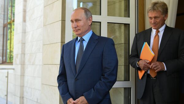 Президент РФ Владимир Путин и пресс-секретарь президента РФ Дмитрий Песков. Архивное фото