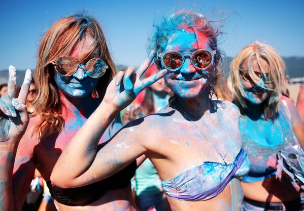 Участницы фестиваля триколора на пляжном курорте Суджукская коса во время празднования Дня государственного флага Российской Федерации в Новороссийске