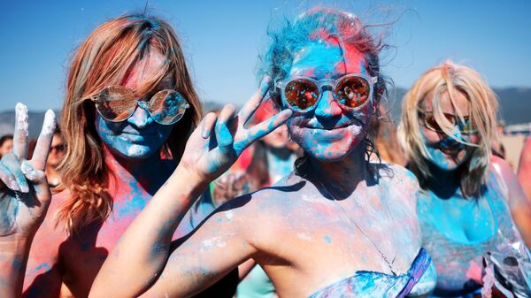 Участницы фестиваля триколора на пляжном курорте Суджукская коса во время празднования Дня государственного флага Российской Федерации в Новороссийске