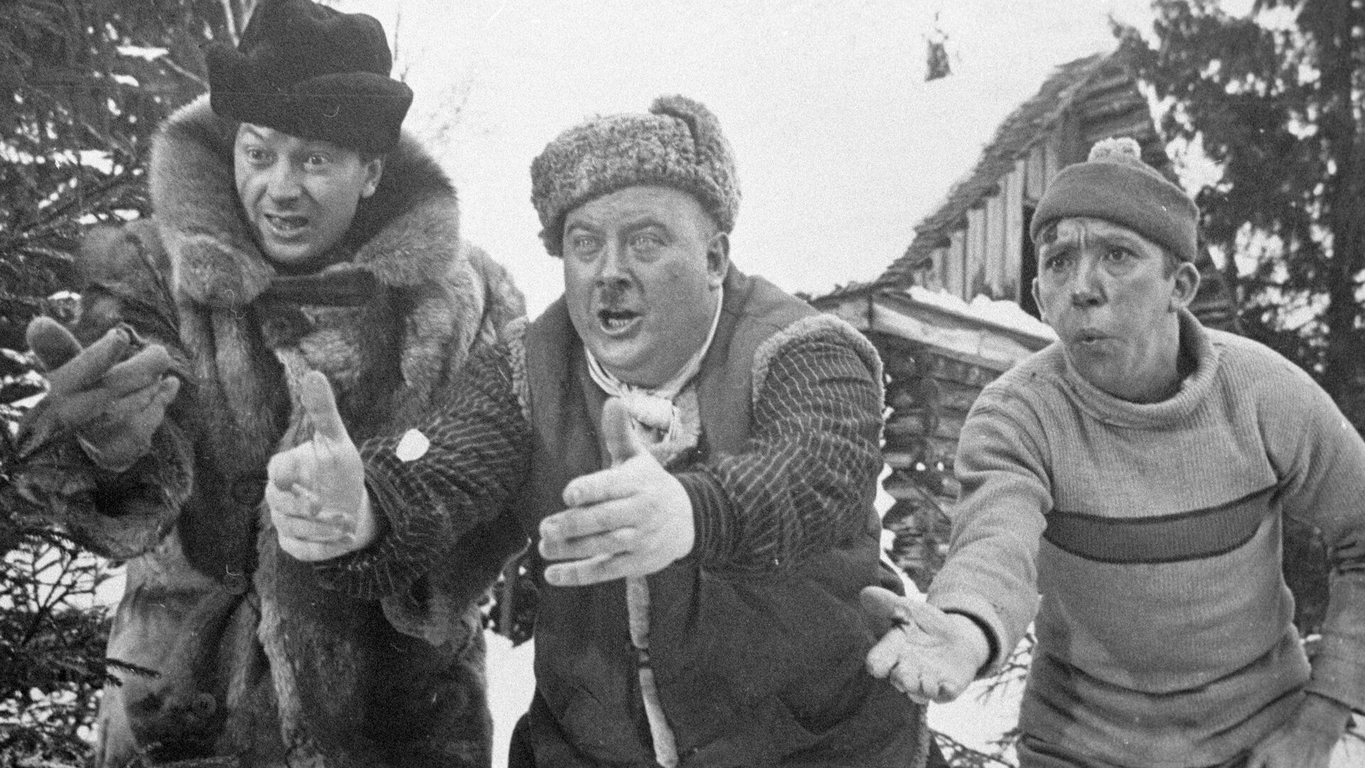 People's Artist of the USSR Yuri Nikulin as Dunce, Veteran artist Yevgeny Morgunov and People's Artist of the RSFSR Georgy Vitsin in the role of Coward in the movie Moonshiners - RIA Novosti, 1920, 19.03.2023
