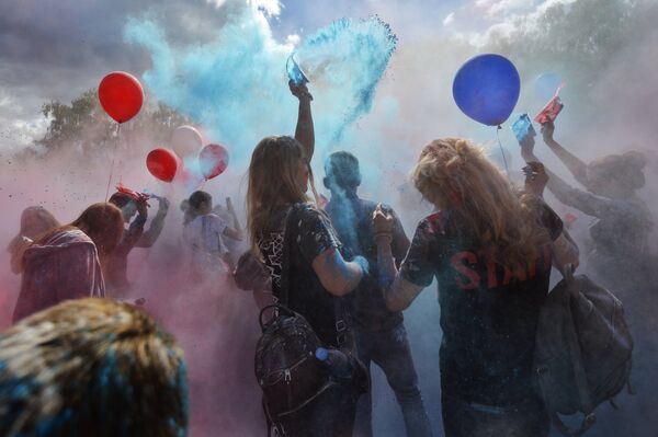 Участники фестиваля триколора в парке Сокольники во время празднования Дня государственного флага Российской Федерации в Москве