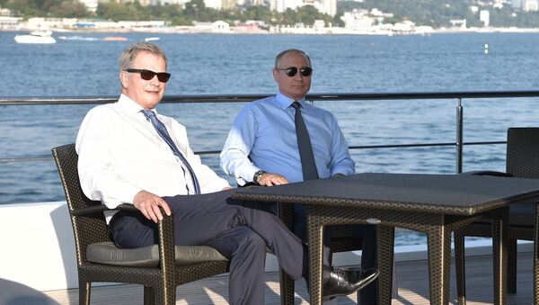 Президент РФ Владимир Путин и президент Финляндской Республики Саули Ниинисте во время морской прогулки на судне. 22 августа 2018