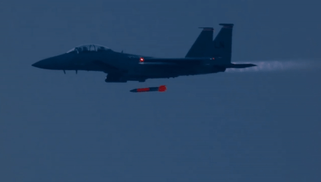 Американский истребитель сбрасывает ядерную бомбу