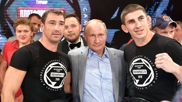 Президент РФ Владимир Путин на церемонии награждения победителей международного турнира по боевому самбо Плотформа S-70. 22 августа 2018