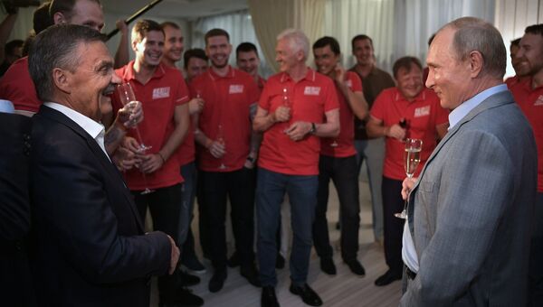 Президент РФ Владимир Путин общается с участниками благотворительного хоккейного матча Друзья России и Финляндии перед началом международного турнира по боевому самбо «Плотформа S-70»