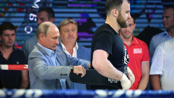 Президент РФ Владимир Путин на церемонии награждения победителей международного турнира по боевому самбо «Плотформа S-70»