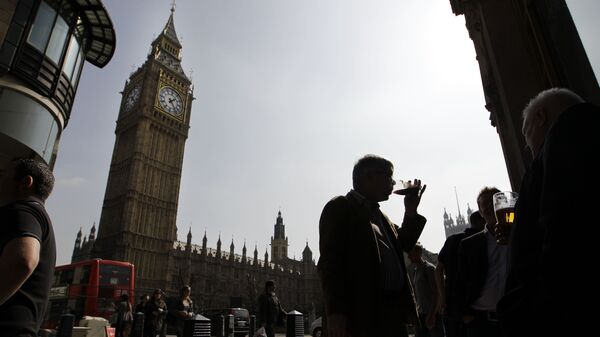 Люди пьют пиво напротив здания Парламента в Лондоне
