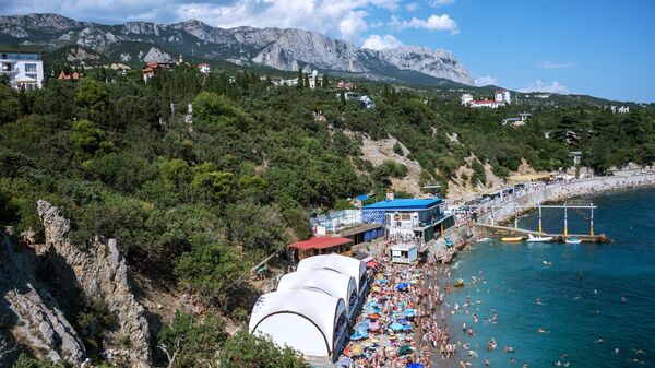 Отдыхающие на пляже курортного поселка Симеиз в Крыму