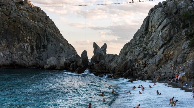 Отдыхающие на пляже курортного поселка Симеиз в Крыму. Архивное фото