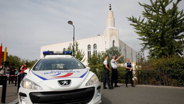 Французская полиция на улице, где мужчина убил двух человек и ранил одного в ходе нападения с ножом в коммуне Трапп под Парижем, Франция. 23 августа 2018