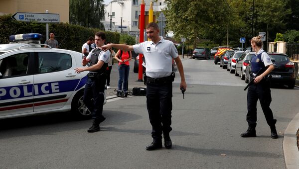 Полиция на месте нападения неизвестного мужчины с ножом в коммуне Трапп под Парижем. 23 августа 2018