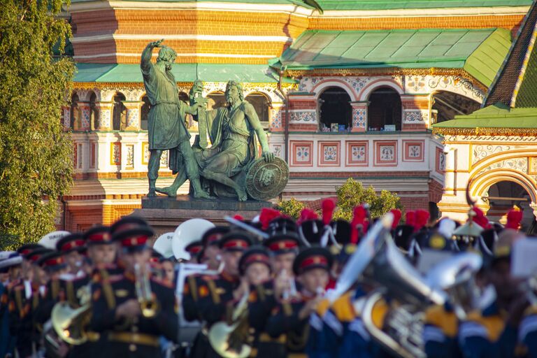 Подготовка к открытию международного фестиваля духовых оркестров Спасская башня