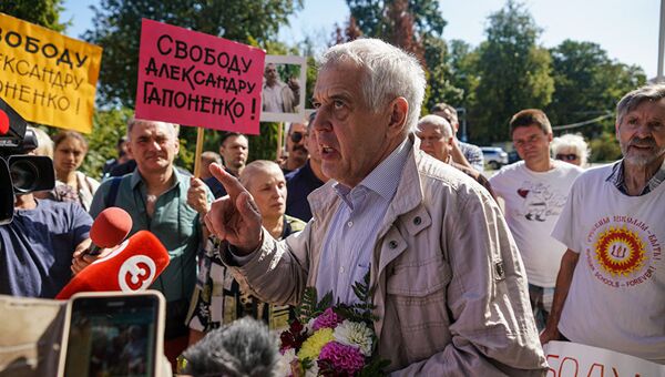 Правозащитник Александр Гапоненко после освобождения из-под стражи в Риге