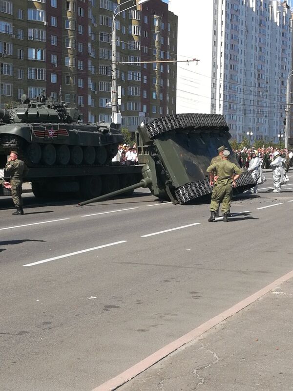 Инцидент с участием танка Т-34 после военного парада в Курске. 23 августа 2018 Инцидент с участием танка Т-34 после военного парада в Курске. 23 августа 2018