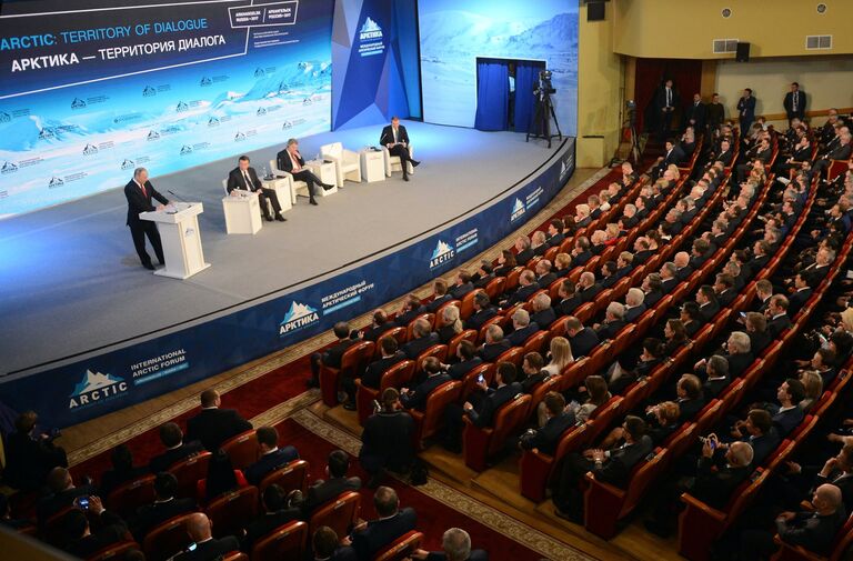 Президент РФ Владимир Путин выступает на Международном арктическом форуме Арктика - территория диалога в Архангельске