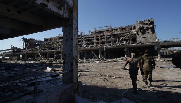 Разрушенный аэропорт в Донецке. Архивное фото
