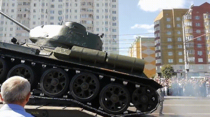 Т-34 перевернулся после парада в Курске