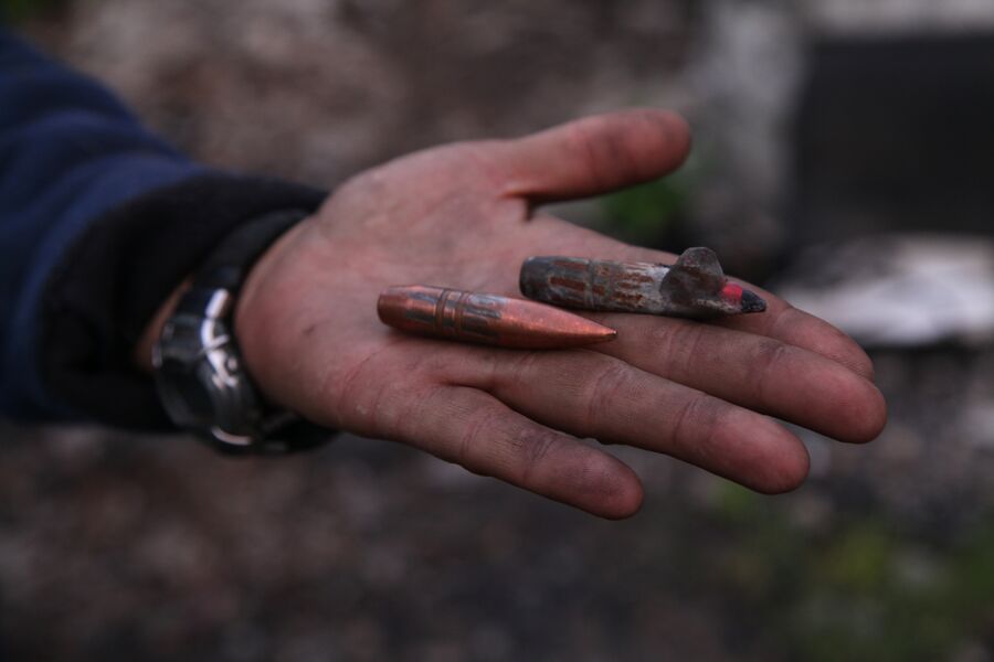 Жительница поселка Веселое демонстрирует боеприпасы, которые нашла около дома