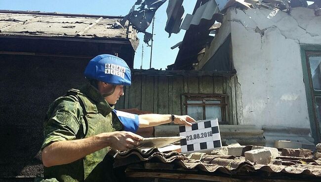 Последствия обстрела со стороны украинских силовиков в поселке Донецкий