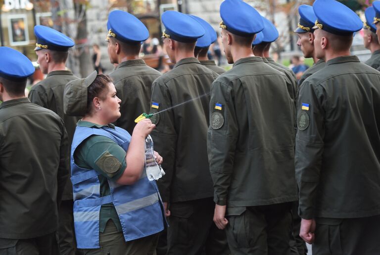 Украинские военнослужащие во время репетиции парада в Киеве