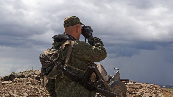 Военнослужащий Народной милиции ЛНР на позициях у линии соприкосновения в Донбассе. Архивное фото