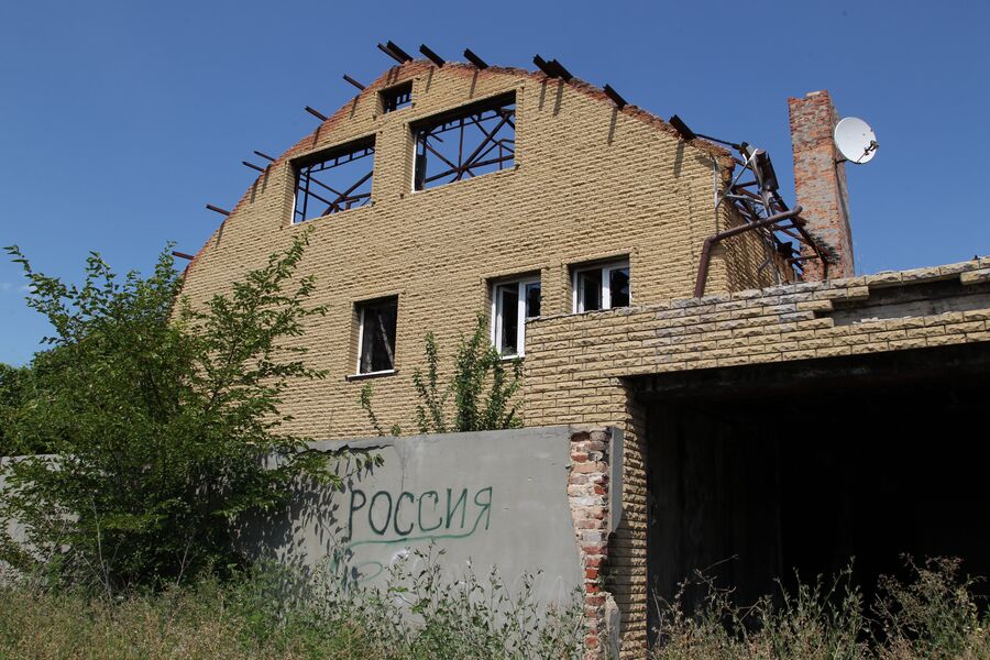 Разрушенный дом в поселке Веселое