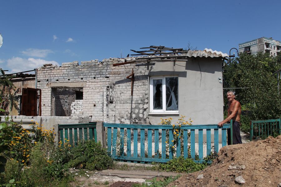 Разрушенный дом в поселке Веселое