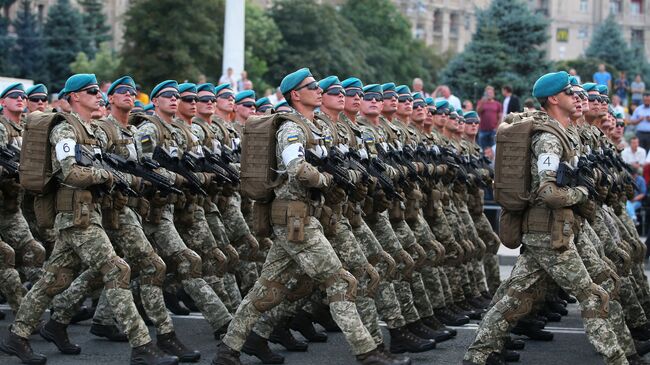 Украинские военнослужащие на репетиции военного парада. Архивное фото