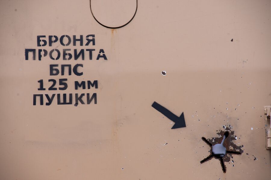 Последствия попадания оперенного подкалиберного снаряда в бронеавтомобиль MSPV Panthera F