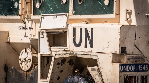 Символика миссии ООН и следы попаданий на борту бронеавтомобиля RG-31