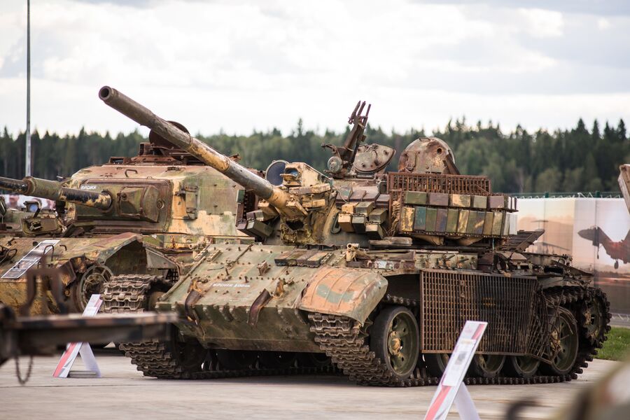 Танк Т-55МВ, увешанный самодельными противокумулятивными экранами и блоками динамической защиты