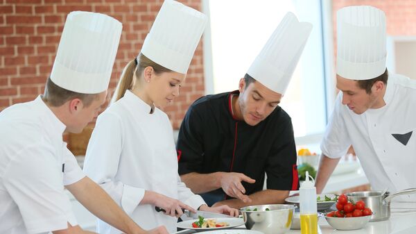 Шеф-повар обучает студентов на кухне