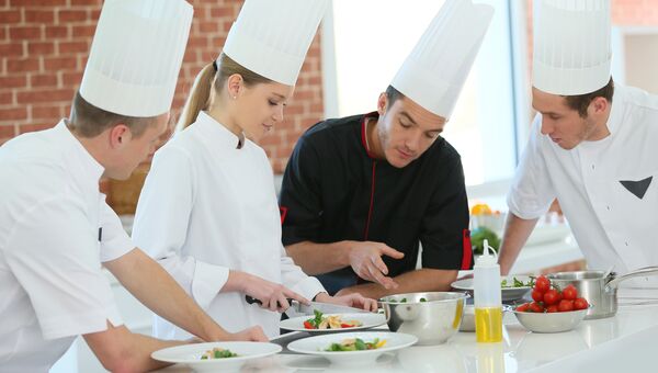 Шеф-повар обучает студентов на кухне