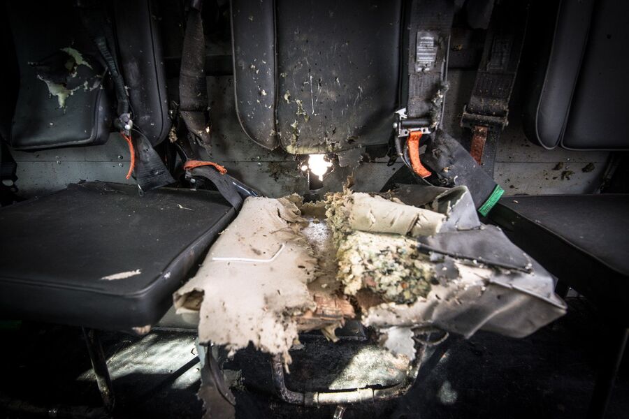 Последствия попадания оперенного подкалиберного снаряда в бронеавтомобиль MSPV Panthera F 