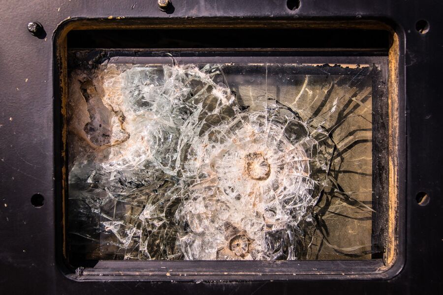 Последствия попадания снаряда в бронестекло автомобиля Hummer 