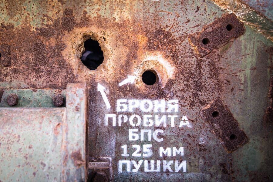 Последствия попаданий бронебойных снарядов в боковую проекцию танка