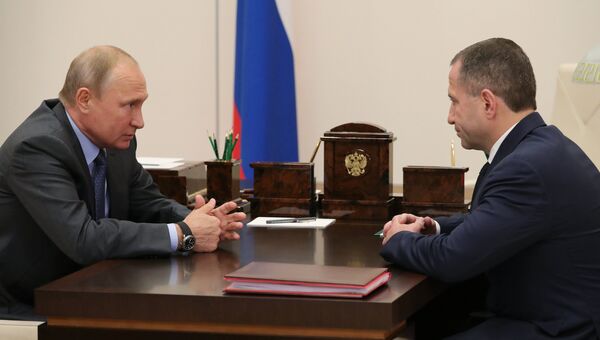 Президент РФ Владимир Путин и посол РФ в Белоруссии Михаил Бабич во время встречи. 24 августа 2018