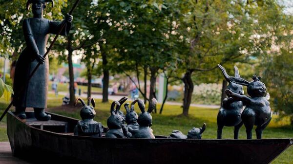 Скульптурная композиция Дед Мазай и зайцы в парке искусств Музеон в Москве