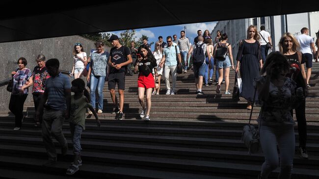 Прохожие в пешеходном переходе на площади Арбатские ворота в Москве. Архивное фото