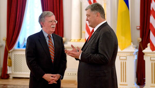 Помощник президента США по национальной безопасности Джон Болтон и президент Украины Петр Порошенко во время встречи